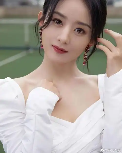 赵丽颖无袖白西装