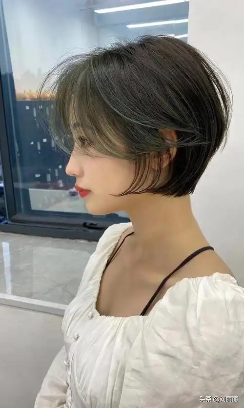 吹头发也很容易吹干,尤其是对于这种轻烫过的纹理发型,基本上吹干就很