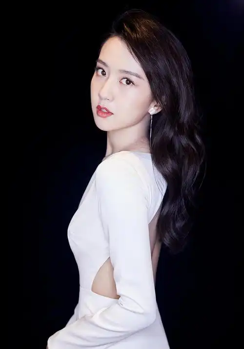 清新女神许龄月写真,清纯靓丽优雅性感,长发飘飘仙女范.