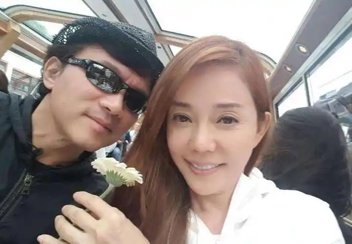 "林筱薇方也曾澄清此事说"只是帮孙鹏卖房子",如今林筱薇也早已结婚