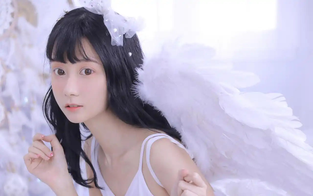 俏皮美女甜美写真高清桌面壁纸