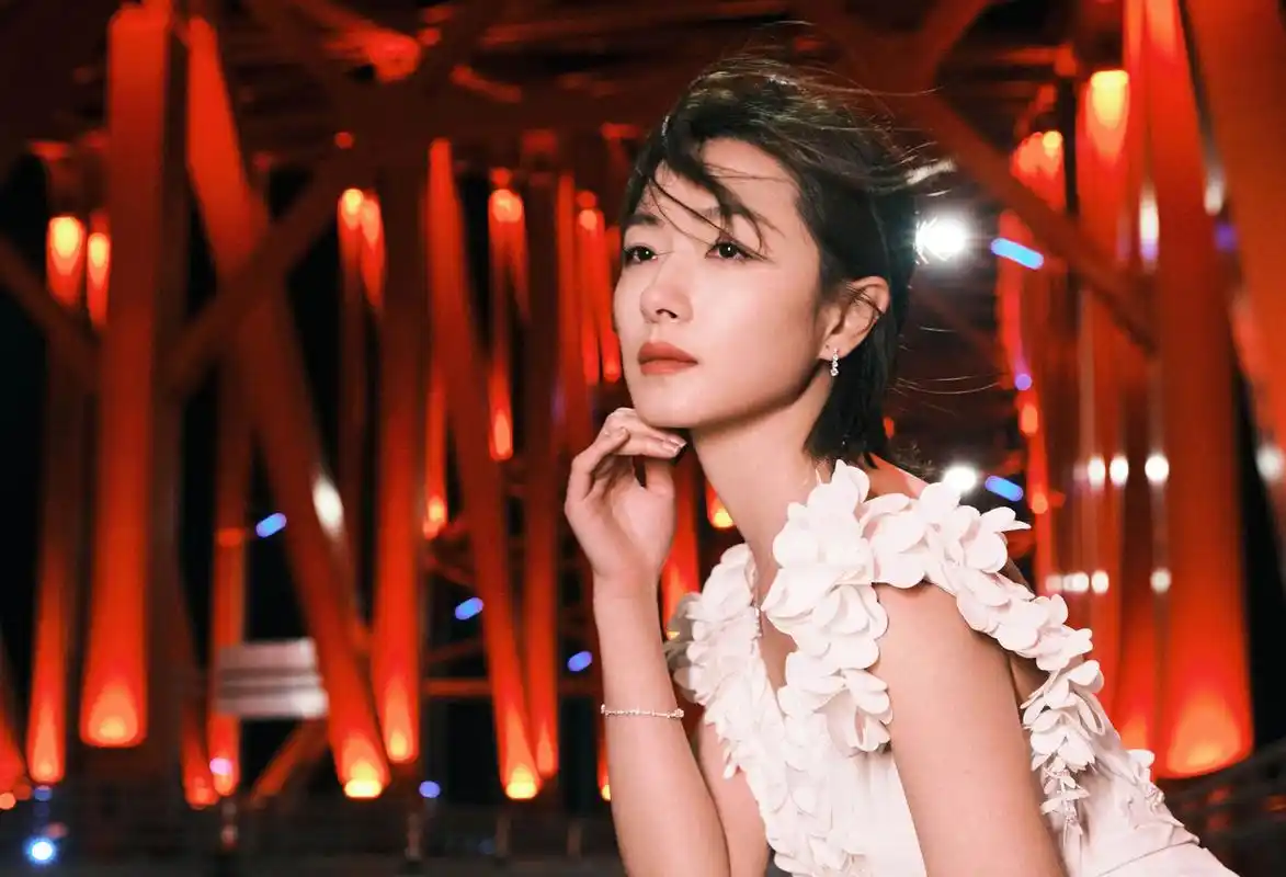 万茜v领白色连衣裙时尚写真