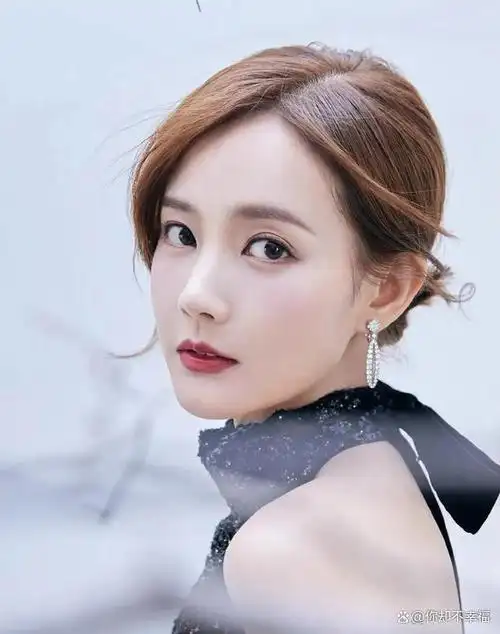 在这部剧中,李一桐展现了出色的演技和独特的见解,赢得了观众的赞赏.