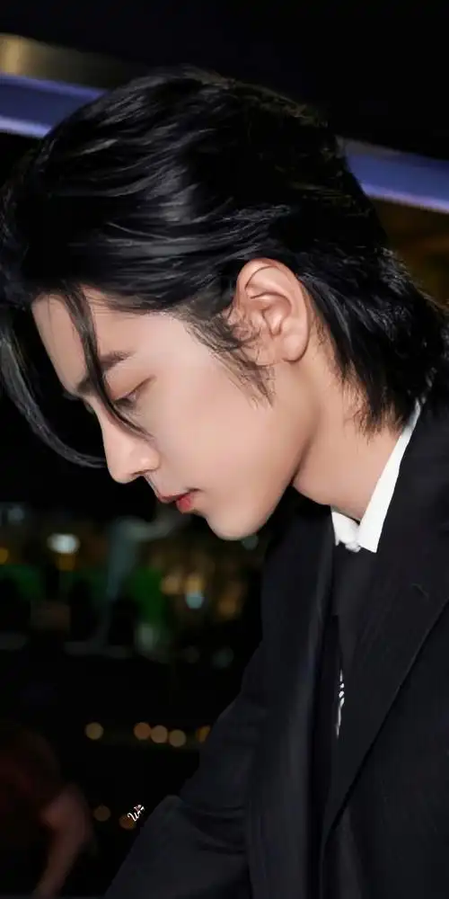 法越馨镜头下的肖战##肖战黑西装十五宫格