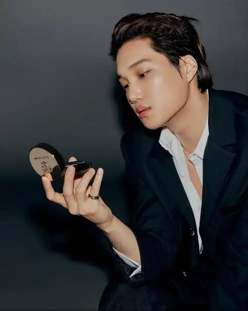 这个微敞的胸口实在是难以抵挡的诱惑,当钟仁穿上西装就是这个