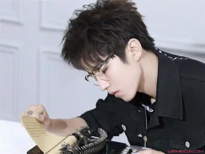 王俊凯发型怎么剪三七分 感觉非常的帅气 3