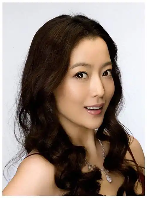 金喜善,传奇"优雅女神",风采依旧,48岁如花盛开._时尚_风格_演技