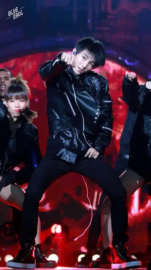 王俊凯跳舞气场全开,王巨撩的黑色诱惑,把控不住啊