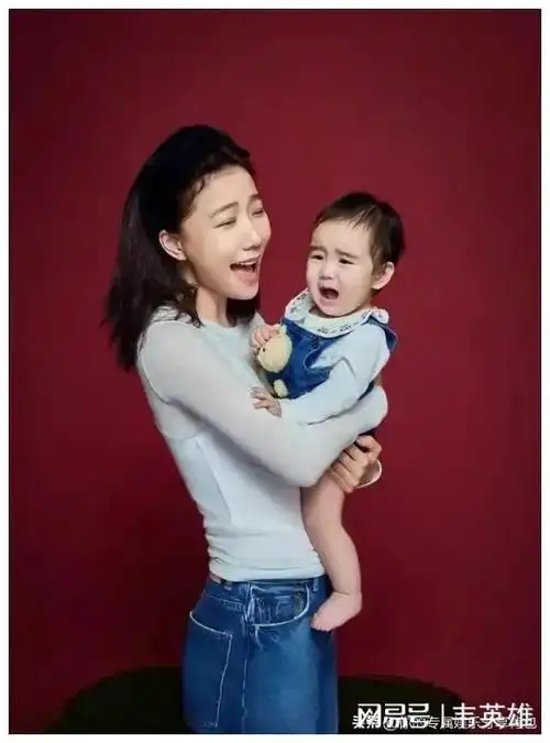 王珞丹难得公开全家福一家七口超有爱元宵节全家出镜