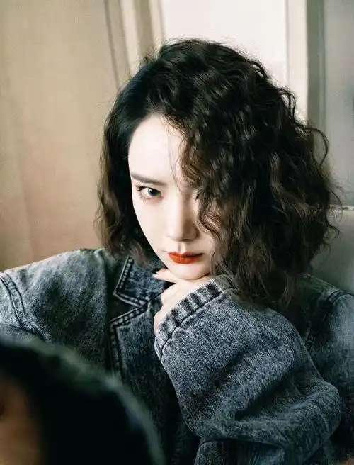 戚薇发自拍氛围图来啦!卷发红唇复古氛围感拉满!