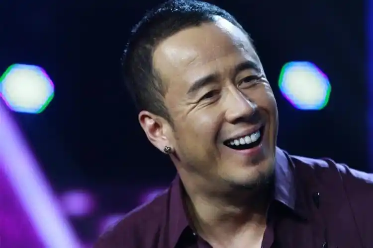 从红极一时到街头商演,杨坤沦落到如今,根本怨不得任何人_腾讯新闻