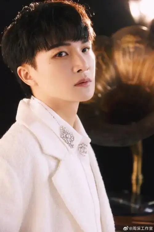 周深· 声生不息 | 唱响如烟的年华:《跟着你到天边》-腾讯新闻