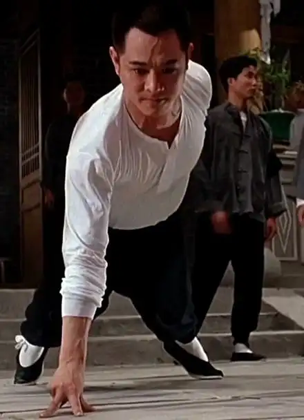 《精武英雄》李连杰三指俯卧撑,单手单杠表演——帅