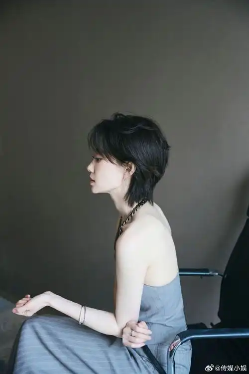 张小斐深v西装裙##张小斐年度影响力演员