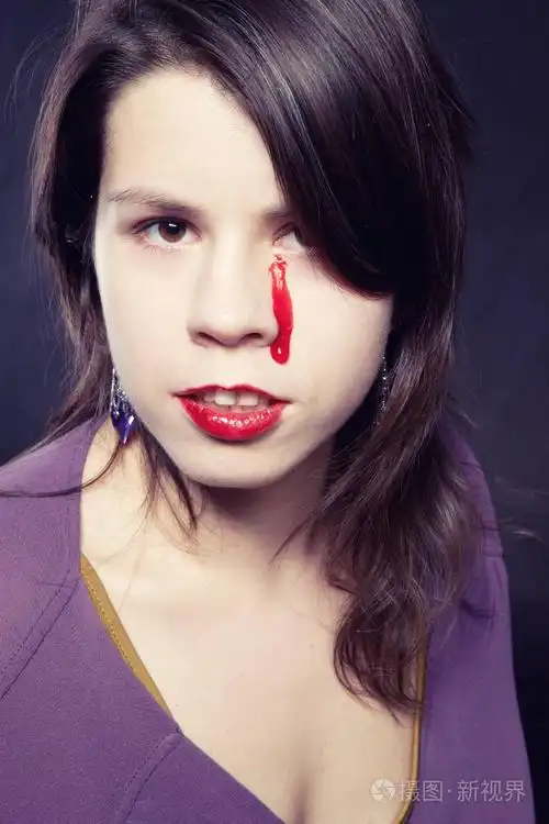 在紫色紧身衣与流血流泪的女孩