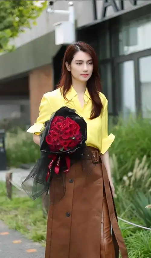 洪欣近照状态好半丸子头露香肩与儿子同框像情侣