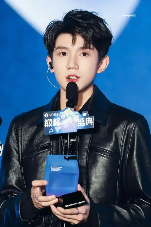 几千人接机 太火了没接到人  王源晚上还发微博安慰粉丝  彩排当晚