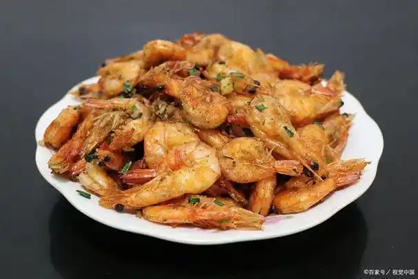 【家常版爆炒大虾】 材料:大虾若干只,植物油,姜,葱,蒜,酱油,砷抽