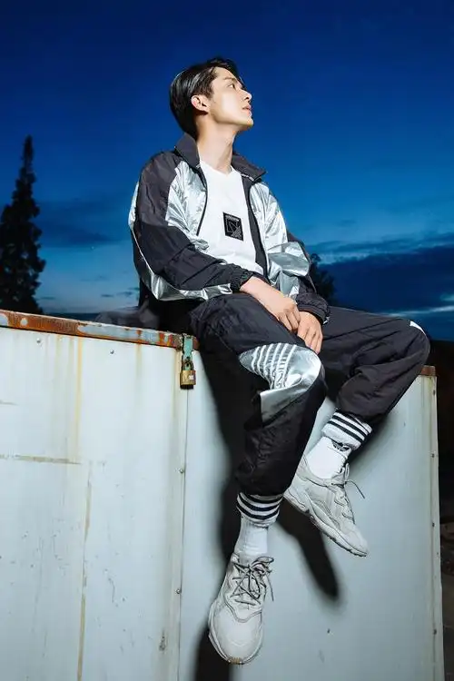 张新成更新微博啦