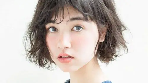 头发少加脸大的女生,适合哪些发型?