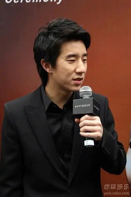 房祖名获赠名表 坦言为妈妈办寿宴是理所应当