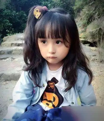 小女孩齐刘海半扎发发型头发少的女孩梳着齐刘海中长发,妈妈为了让小