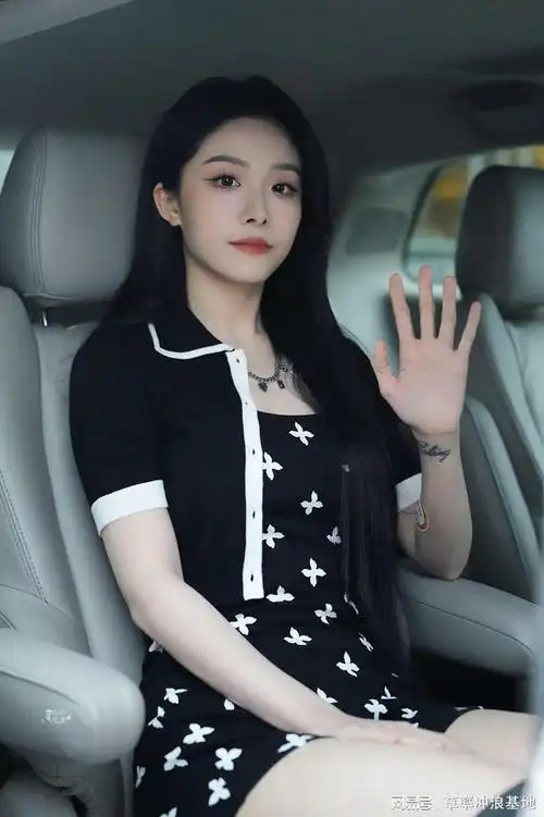 喻言搜狐采访上班路透图片释出黑色包臀裙配长腿过膝靴性感撩人