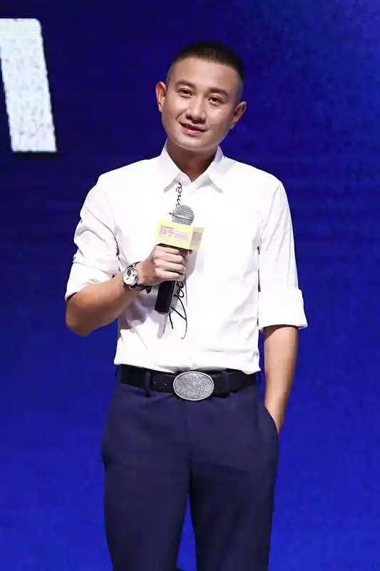 文章罕见亮相 一身休闲装自然无明星架子"奶奶灰"发型好有个性|架子