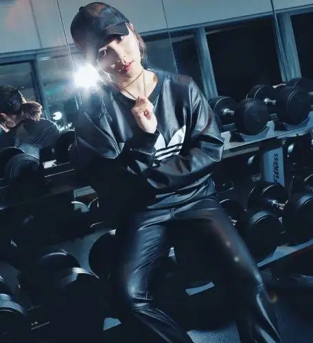 皮裤控邓紫棋,穿一身皮衣皮裤来健身,这次终于不显腿粗了