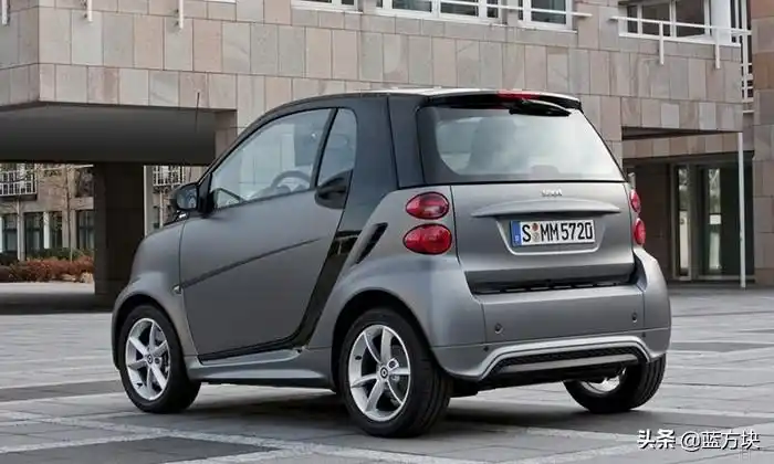 奔驰最小的车smart,与其把它说成是一辆车,不如称它为大玩具