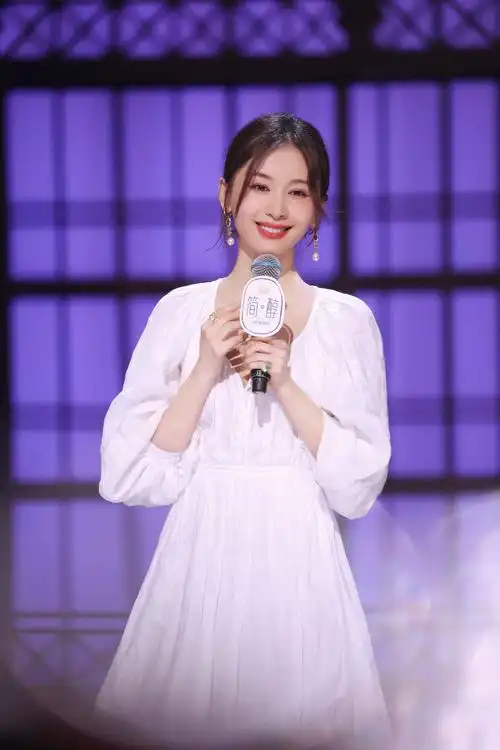 王子文美得像个新娘子穿连衣裙录节目都被吴永恩宠上天了