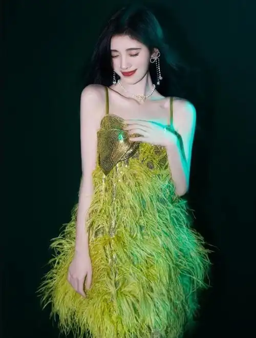 鞠婧祎穿少女漫制服证明自己当镜头拉近时皮肤状态我没看错吗