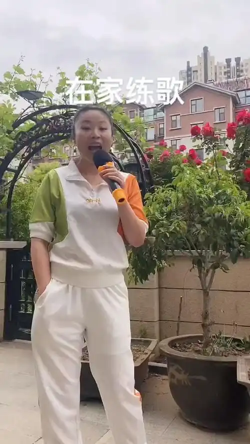 草帽姐在家练歌,这一身打扮真显年轻干练