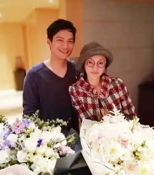 结婚六年,丈夫国外亲密照的流出,周迅的婚姻最终也露馅了_窦鹏_父母