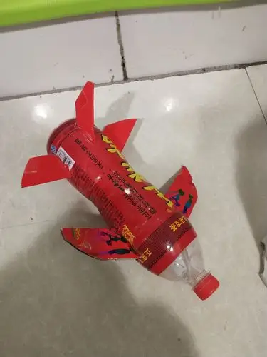 红黄蓝幼儿园"小二班"军事手工展