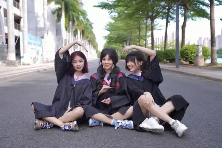 69三人毕业照怎么拍这样设计动作太巧妙