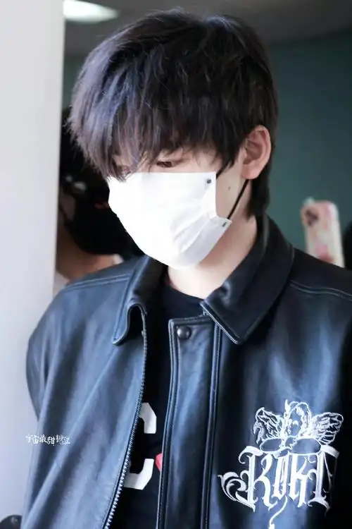 宋亚轩99黑色皮衣小宋96酷炫男友理想型#宋亚轩黑皮衣机场路透