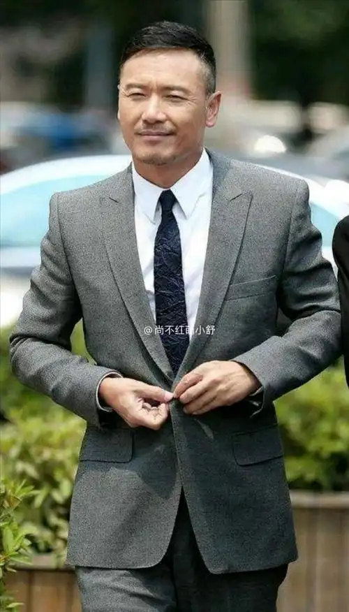 看了65岁苗侨伟的造型,我发现:男人穿衣得体,从容老去才真帅