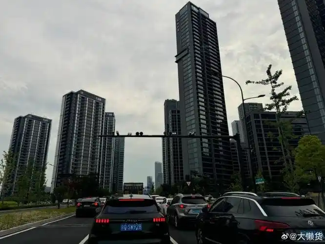 带娃去跳舞  堵死了  还好有ad max 无图  杭州这个晚高峰无敌了  @影