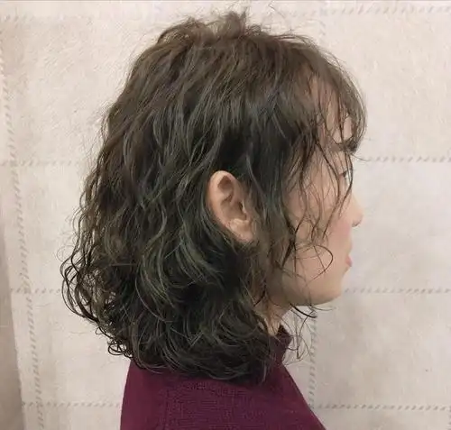 2020冬季流行全头烫卷卷发型,蓬松时尚又保暖,真洋气