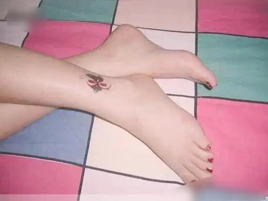 高跟鞋#女孩穿高跟鞋脚臭的原因归结为以下几点