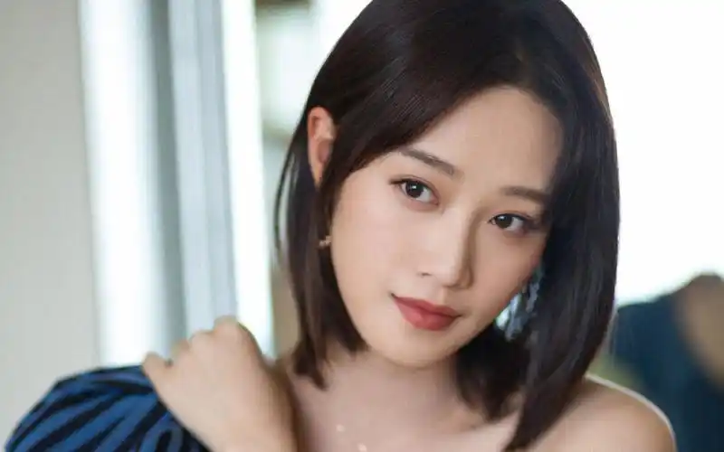 蓝盈莹性感优雅写真桌面壁纸