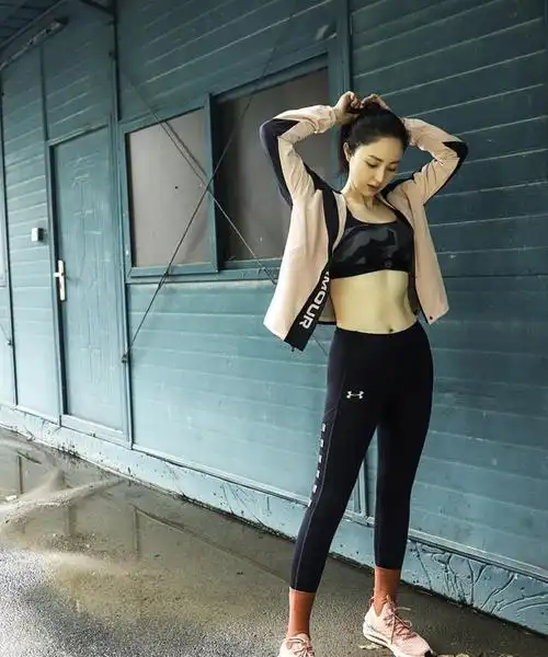 40岁董璇秀身材上瘾!穿运动内衣勒出副乳也自信,状态太少女啦