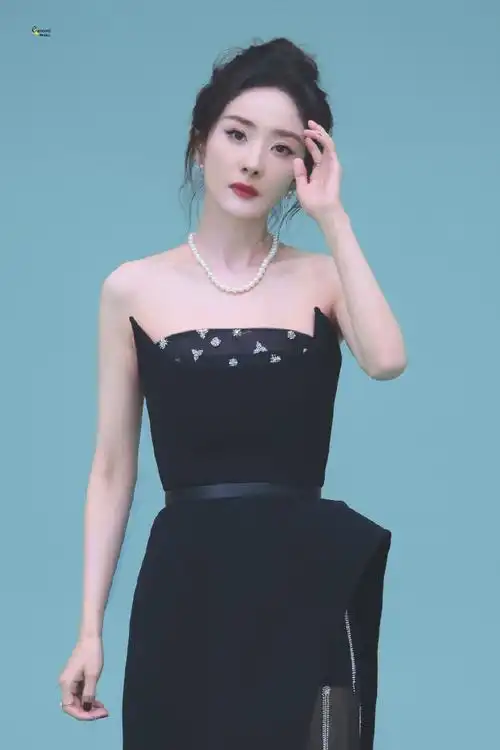 杨幂盘发高开叉黑裙造型##全球首个元宇宙红毯