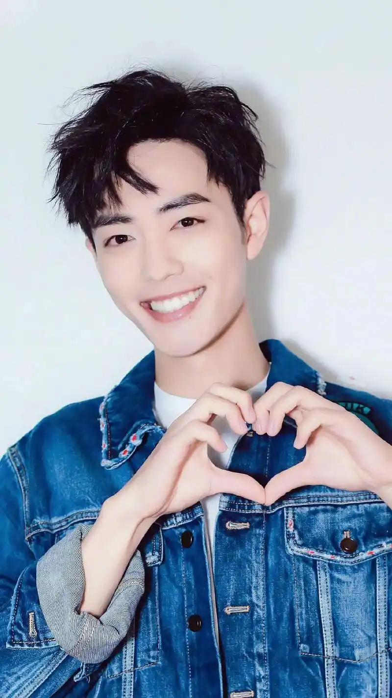 眼里有光的男生#肖战 #治愈系笑容 #嘴角上扬做个温暖的人  - 抖音