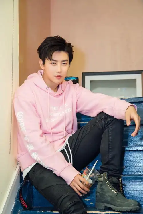 周艺轩初春写真曝光 化身行走的"粉色撩妹机"