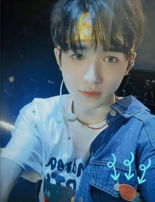 来看一看我们又帅又可爱的宋亚轩自拍吧_高清图集_新浪网