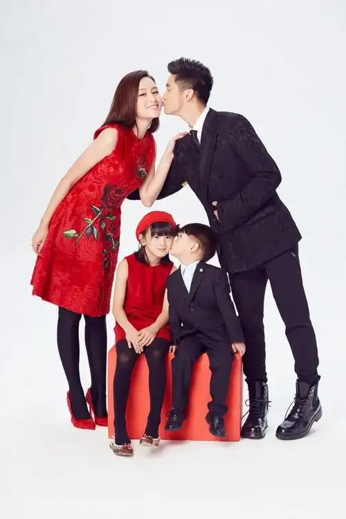 田亮新春全家福曝光 一家四口首次同框