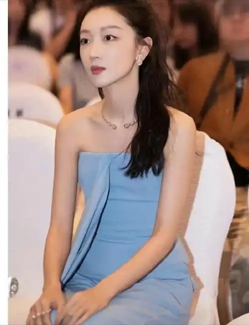 周冬雨影后风范参加活动连换6套穿搭一颦一笑都很温婉甜美