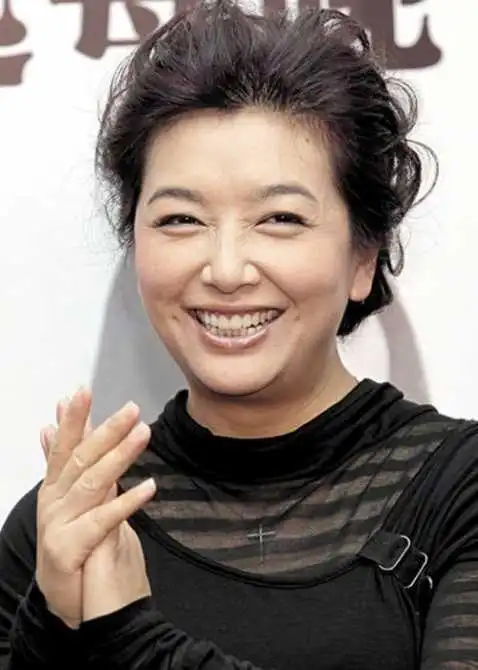 51岁姜珊近照曝光,与勒东分手和36岁帅哥走在一起,深得女儿喜欢